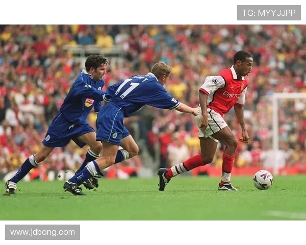 李芳专访：从绿茵场到人生舞台的足球旅程回顾与展望